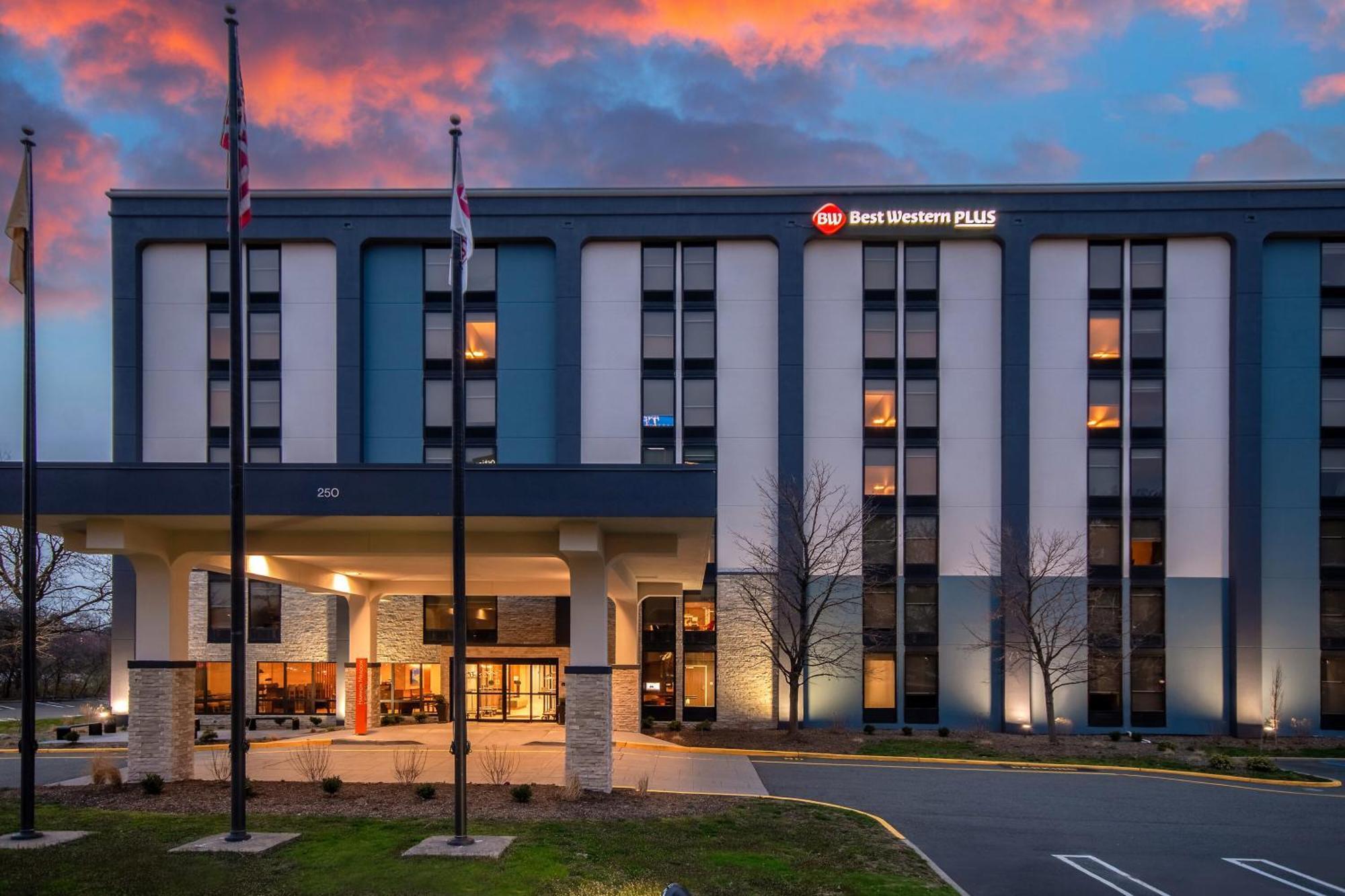 Best Western Plus Meadowlands Hotel Secaucus Exterior photo